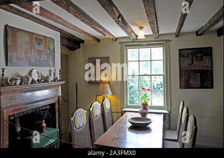 Sala da pranzo tavolo e sedie presso la scrittrice inglese Virginia Woolf home Monks House a Rodmell in East Sussex Inghilterra UK Foto Stock