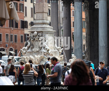 Si trova di fronte al Pantheon in Piazza della rotonda a Roma. Al centro della piazza si trova la fontana, con un antico obelisco egiziano. Foto Stock