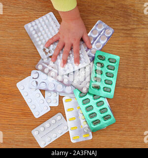 Piccolo bambino che gioca con farmaci. Foto Stock