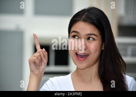 Un giovane femmina avente un'Idea Foto Stock