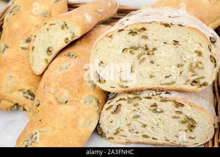 L'Italia, Lombardia, mercato, fette di pane con Olive Foto Stock