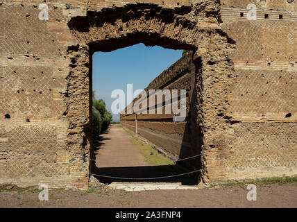 Vista attraverso una porta rovinata alla parete del Pecile, Villa Adriana, Tivoli. Villa Adriana fu costruita per l'imperatore Adriano nel 2nd Secolo d.C. Foto Stock