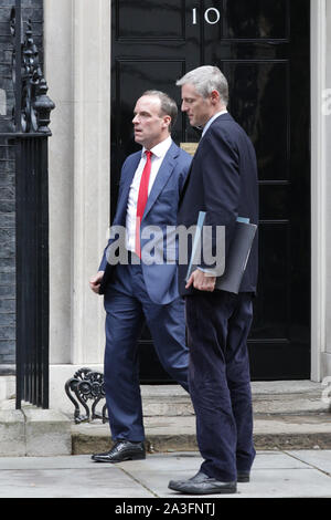 A Downing Street, Westminster London, Regno Unito. 08 ott 2019. Zac Goldsmith (a destra), il ministro di Stato per l'ambiente e sviluppo internazionale, Dominic Raab (sinistra), Segretario di Stato per gli affari esteri. Ministri assistere il governo settimanale riunione del gabinetto di Downing Street questa mattina. Credito: Imageplotter/Alamy Live News Foto Stock