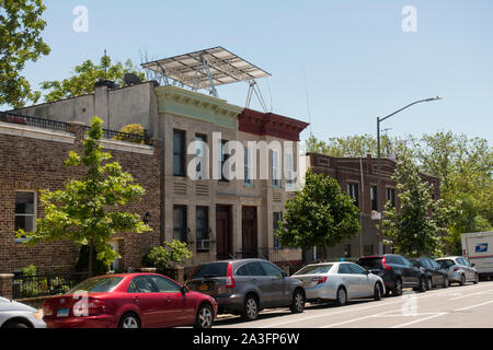 Pannelli solari sul tetto in Windsor Terrace Brooklyn NYC Foto Stock