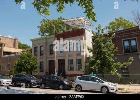 Pannelli solari sul tetto in Windsor Terrace Brooklyn NYC Foto Stock