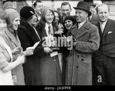 Attore Charlie Chaplin sul suo ritorno nel Regno Unito nel 1931, vedere firma autografi Foto Stock