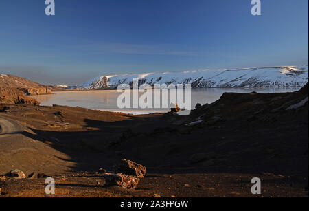 L'inverno colori del bellissimo Kerio o cratere Kerid in western Islanda. Rossa roccia vulcanica Foto Stock