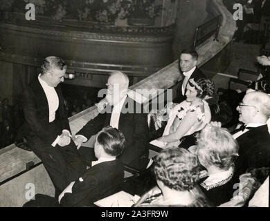 Charlie Chaplin incontra George Bernard Shaw al Dominion Theatre per il Regno Unito premiere di luci della città, 27 febbraio 1931. Foto Stock