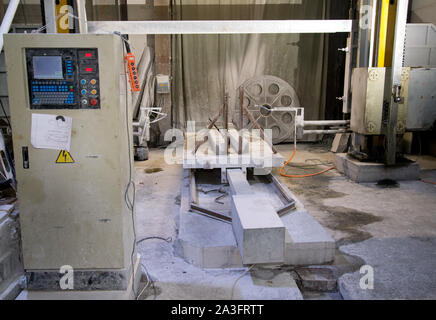La regione di Celjabinsk, Russia - Gennaio 2019: La regione di Celjabinsk, Russia - Gennaio 2019: impianto per la lavorazione del granito naturale, marmo. Un equipaggiamento Foto Stock