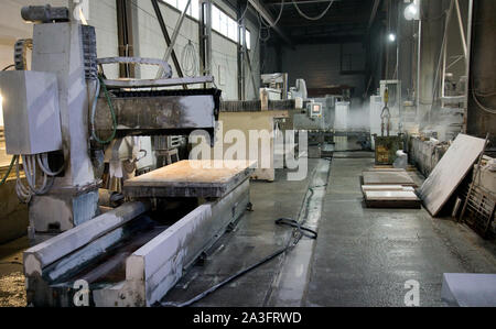 La regione di Celjabinsk, Russia - Gennaio 2019: La regione di Celjabinsk, Russia - Gennaio 2019: impianto per la lavorazione del granito naturale, marmo. Un equipaggiamento Foto Stock