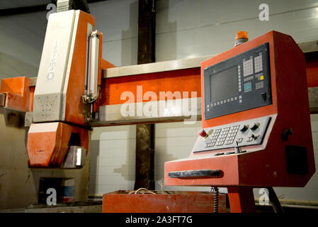 La regione di Celjabinsk, Russia - Gennaio 2019: La regione di Celjabinsk, Russia - Gennaio 2019: impianto per la lavorazione del granito naturale, marmo. Un equipaggiamento Foto Stock