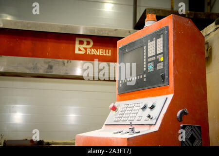 La regione di Celjabinsk, Russia - Gennaio 2019: La regione di Celjabinsk, Russia - Gennaio 2019: impianto per la lavorazione del granito naturale, marmo. Un equipaggiamento Foto Stock