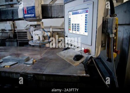 La regione di Celjabinsk, Russia - Gennaio 2019: La regione di Celjabinsk, Russia - Gennaio 2019: impianto per la lavorazione del granito naturale, marmo. Un equipaggiamento Foto Stock