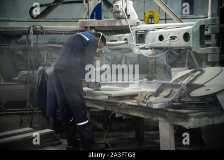 La regione di Celjabinsk, Russia - Gennaio 2019: La regione di Celjabinsk, Russia - Gennaio 2019: impianto per la lavorazione del granito naturale, marmo. Un equipaggiamento Foto Stock