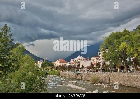 Merano e dintorni, Italien. Il 27 settembre, 2019. Merano, Italia Settembre 2019: impressioni di Merano e dintorni - Settembre - 2019 vista dalla passeggiata termale di Merano in direzione della Val Venosta dove una violenta tempesta è in aumento, in primo piano il fiume Passirio | Utilizzo di credito in tutto il mondo: dpa/Alamy Live News Foto Stock