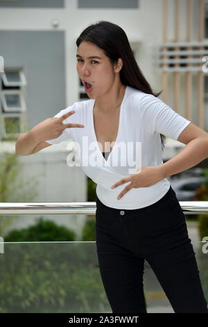 Un contentissimo attraente asiatiche donna femmina Foto Stock