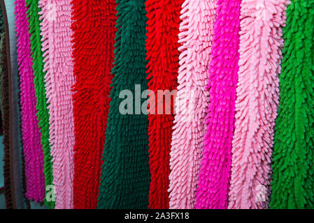 Multi-tappeti colorati. Moquette, tappeto coperta. Abstract sfondo striato di nuovo home multi-porta colorati tappeti per la casa con una texture tessili. Foto Stock