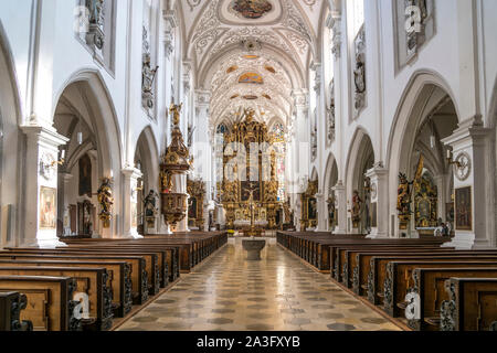 Innenraum und altare der Stadtpfarrkirche Mariä assunta, Landsberg am Lech, Oberbayern, Bayern, Deutschland, Europa | Interno della chiesa di Maria Foto Stock