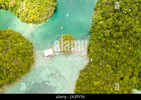 Cove e la laguna blu tra le piccole isole coperte di foresta pluviale. Sugba laguna, Siargao, Filippine. Vista aerea della laguna Sugba, Siargao,Filippine Foto Stock