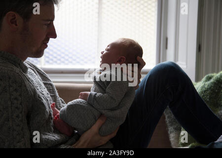 Padre consolante un pianto sconvolto baby. La paternità, concetto di Parenting Foto Stock