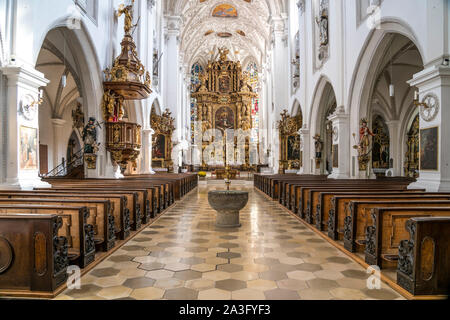 Innenraum und altare der Stadtpfarrkirche Mariä assunta, Landsberg am Lech, Oberbayern, Bayern, Deutschland, Europa | Interno della chiesa di Maria Foto Stock