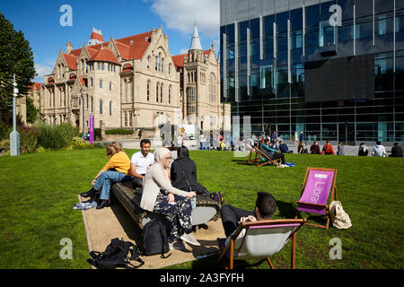 Gli studenti attorno all Università di Manchester Oxford Road campus Foto Stock