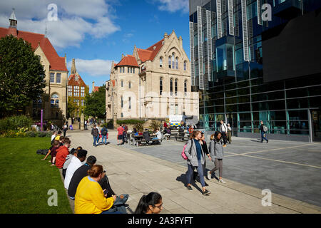 Gli studenti attorno all Università di Manchester Oxford Road campus Foto Stock