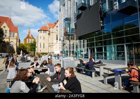 Gli studenti attorno all Università di Manchester Oxford Road campus Foto Stock