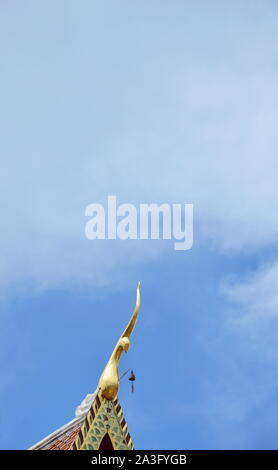 Golden gable apex sulla chiesa buddista in Thailandia Foto Stock