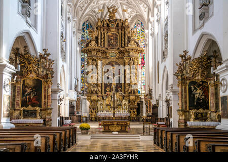 Innenraum und altare der Stadtpfarrkirche Mariä assunta, Landsberg am Lech, Oberbayern, Bayern, Deutschland, Europa | Interno della chiesa di Maria Foto Stock