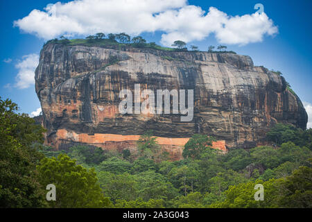 Sigiriya (Lion Rock), antica fortezza di roccia e con un palazzo rovina sulla parte superiore Foto Stock