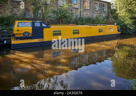 New Mills nel Derbyshire a canal boat con un vecchio reliant conversione auto Foto Stock