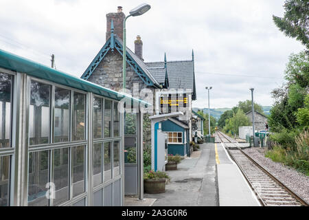 Il treno, stazione ferroviaria,rail,ferrovie, Caersws,è,a,village,a, banche,d,fiume Severn,a,i,Welsh,county,d,Powys,Galles,UK,il trasporto per il Galles, Foto Stock