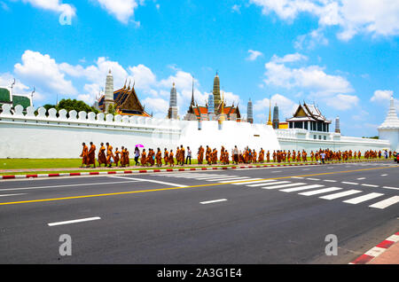 I monaci in linea a piedi al di fuori del palazzo imperiale a Bangkok, in Thailandia Foto Stock