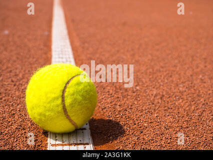 Palla da tennis su una linea Foto Stock