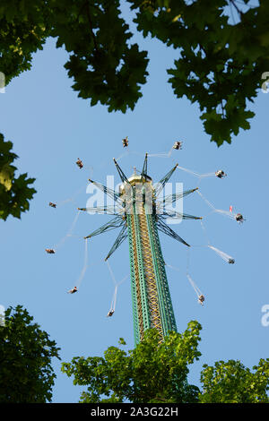 Vienna, Austria - 21 Giugno 2019: turisti godendo l'attrazione noto come Chairoplane Torre Prater Foto Stock