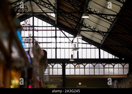 Cardiff Galles, all'interno del vecchio mercato centrale off High Street Foto Stock