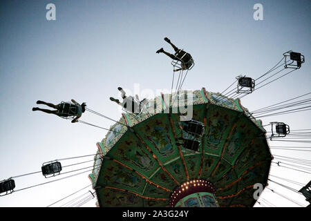 Vienna, Austria - 21 Giugno 2019: turisti in giostra al parco di divertimenti Prater. Foto Stock