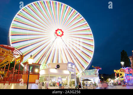 Vienna, Austria - 23 Giugno 2019: i turisti in visita a Vienna Prater Park denominato Wurstelprater Foto Stock