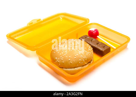 Lunchbox arancione per bambini con contenuto di malsano su sfondo bianco, isolato Foto Stock