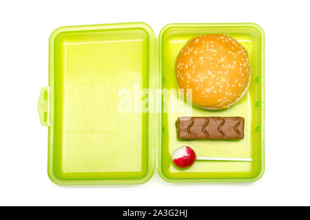 Lunchbox verde per bambini con contenuto di malsano su sfondo bianco, isolato Foto Stock