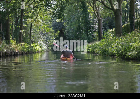 Una persona kayak lungo un canale nella campagna di Utrecht Foto Stock