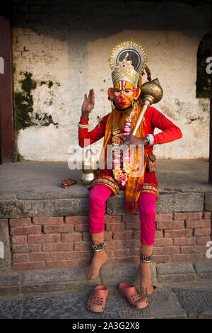 Un uomo vestito come un dio indù al tempio di Pashupatinath, Kathmandu Foto Stock