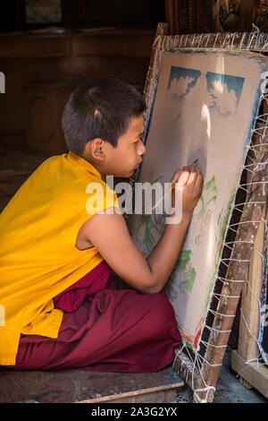 Un giovane ragazzo Nepalese funziona su un dipinto a Bhaktapur, vicino a Kathmandu Foto Stock