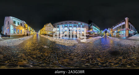 Visualizzazione panoramica a 360 gradi di GRODNO, Bielorussia - Dicembre 2018: piena notte perfetta hdri panorama a 360 gradi Angolo visuale sulla strada notte con luminarie sul nuovo anno in equirectan