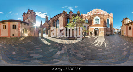 Visualizzazione panoramica a 360 gradi di VILNIUS Lituania - Maggio 2019: completa perfetta sferica panorama a 360 gradi angolo nel cortile della vecchia chiesa gotica di bernardin in equirecta