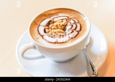 Aggiungere lo zucchero di caffè caldo Foto Stock