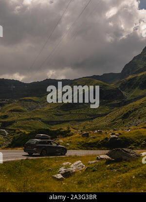 Guida auto sul famoso Transfagarasan pass, nei Carpazi, Romania Foto Stock