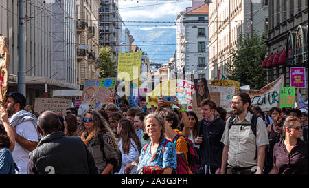 Protesta dei dimostranti prendere parte alla marcia globale per il cambiamento climatico per aumentare la consapevolezza dei problemi ambientali Foto Stock