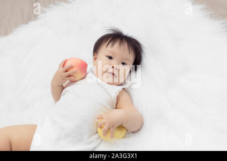 Happy baby bambino giocare divertimento a letto Foto Stock